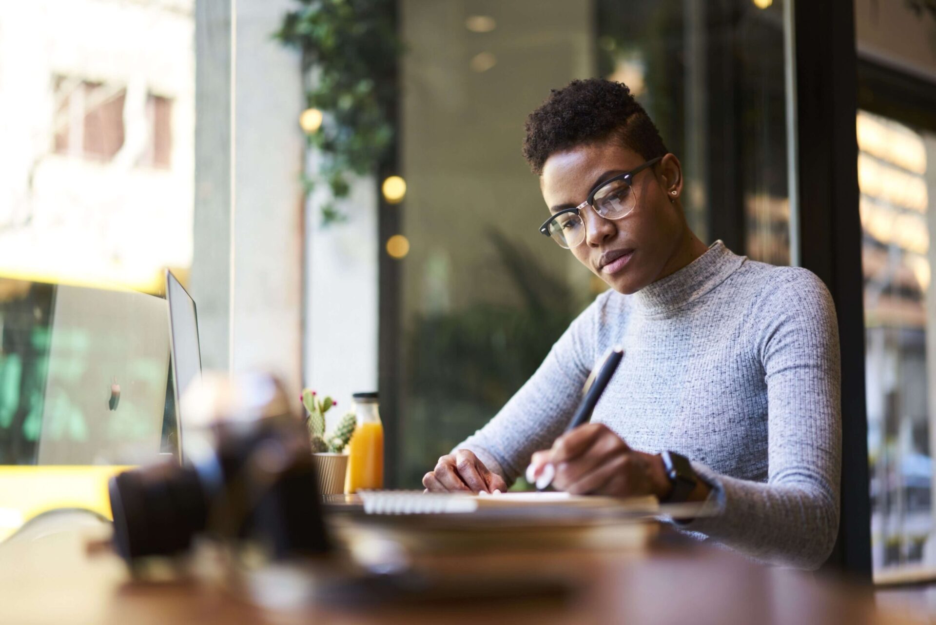 A woman writing at a coffee shop