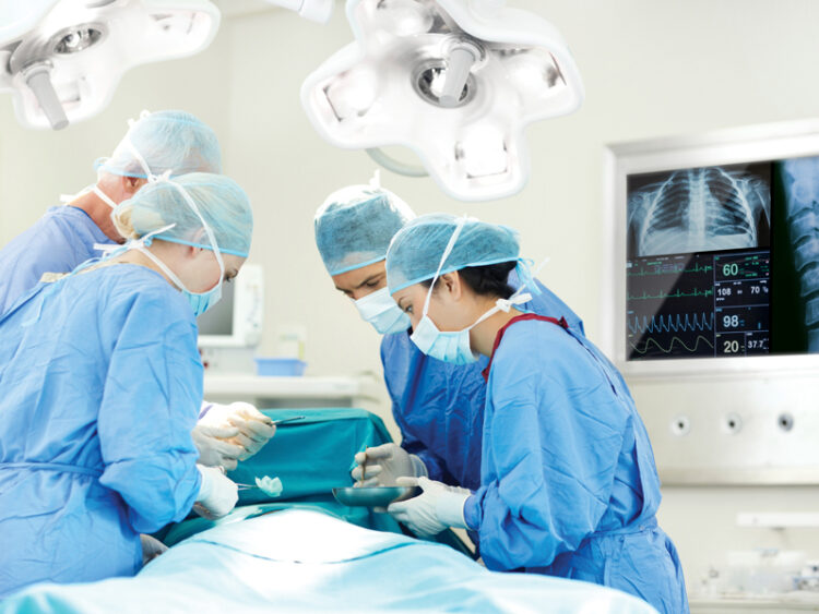 Doctors at an operation room, with a screen utilizing Kramer's AV solutions