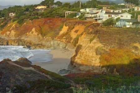 The view from Montara Lighthouse, a beautiful seashore cliff